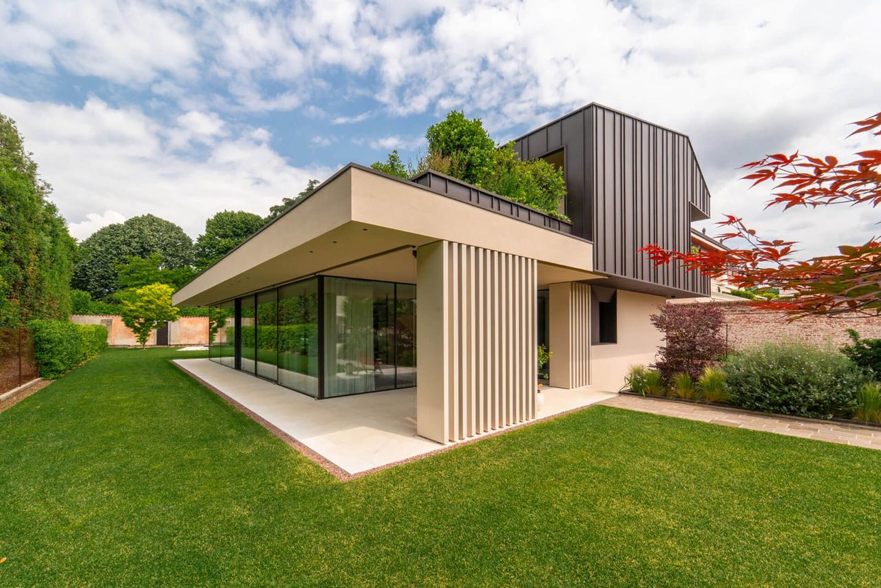 Xtravision_DC_House